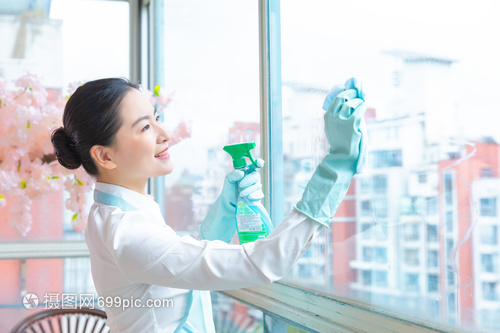 家政保潔中如何高效清潔窗戶？這些技巧讓你省時(shí)又省力