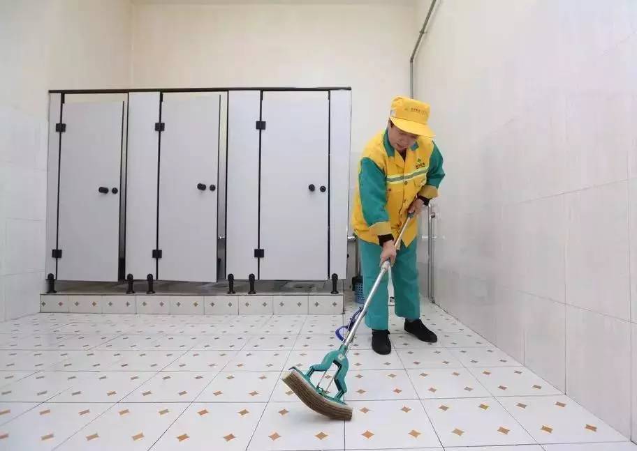 當公廁偶遇女保潔 一陣恐慌之后，我們應如何回歸平常心？